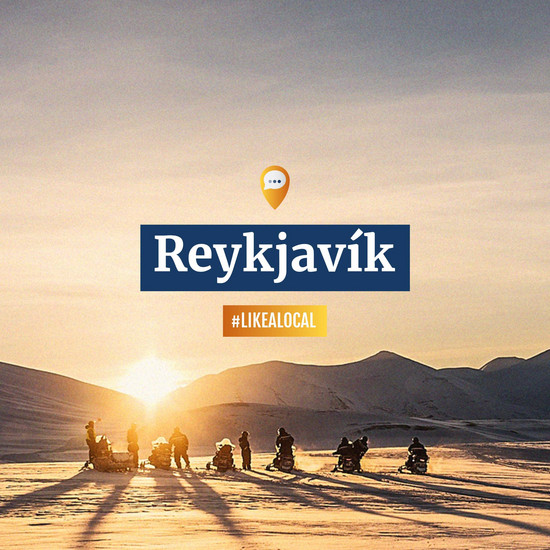 Personen mit Schneemobilen vor Sonnenuntergang, Text: "Reykjavik, #likealocal"