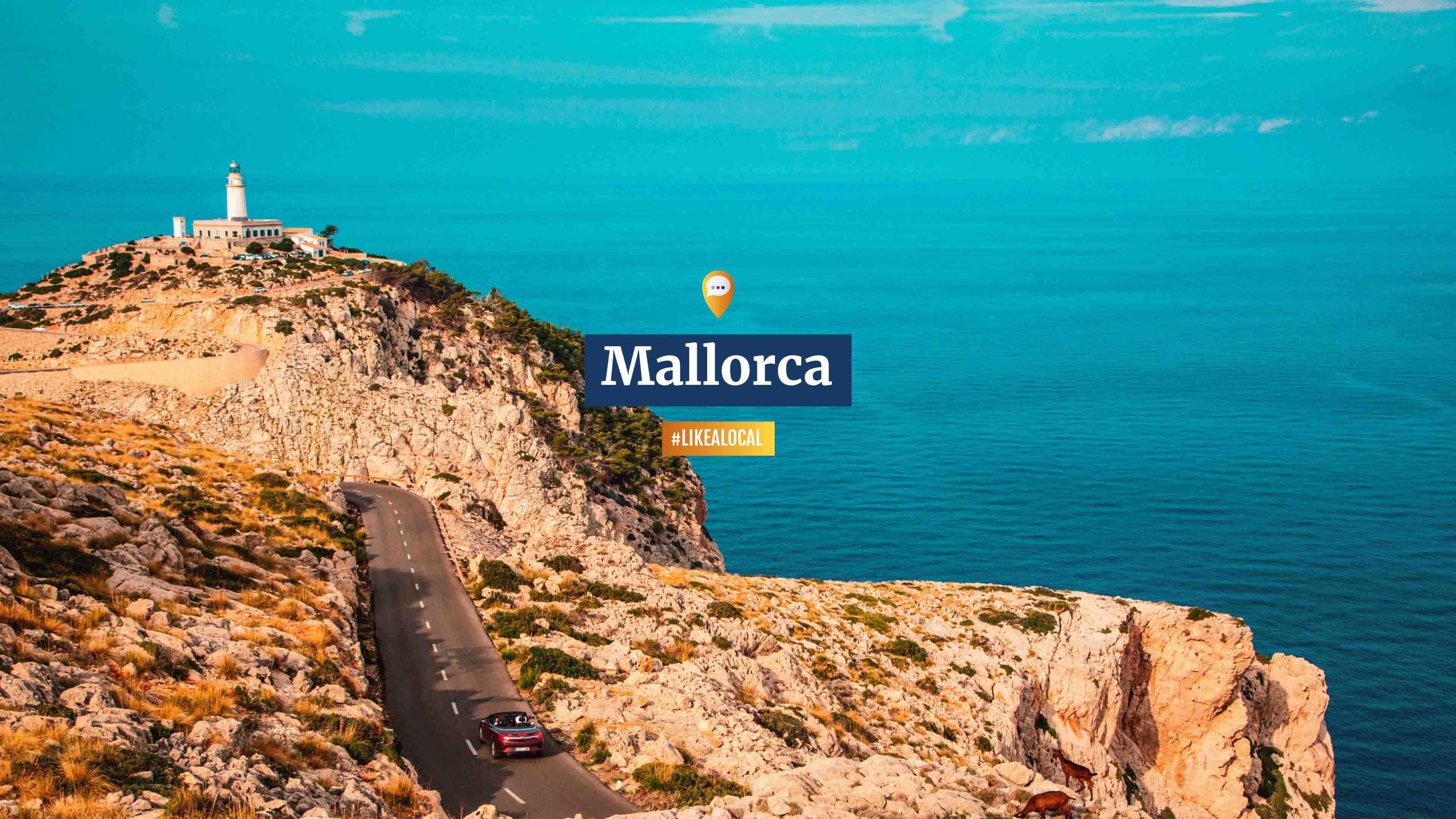 Cabrio auf Straße an felsiger Steilküste mit Leuchtturm, Text "Mallorca, #likealocal"
