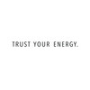 Satz Trust your energy in schwarzer Farbe